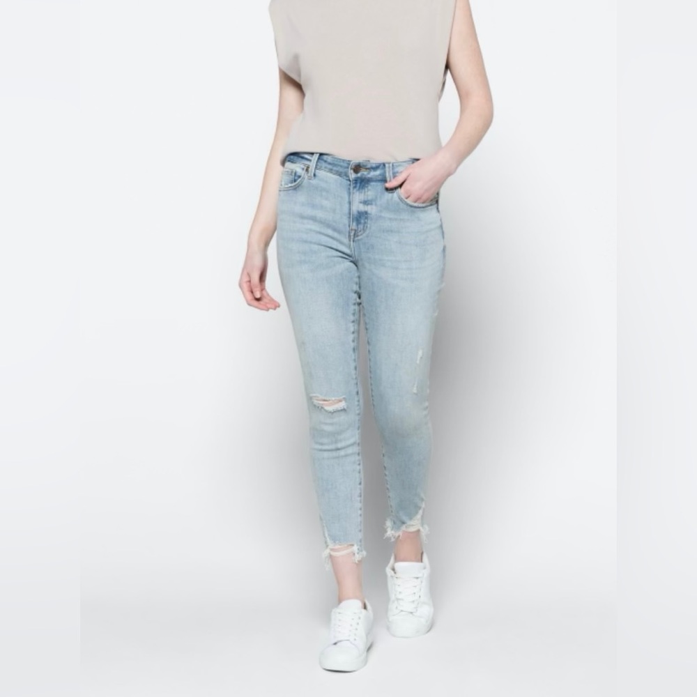 NWT- light wash, skinny jeans